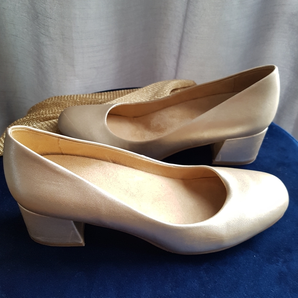 Gold heels 7.5